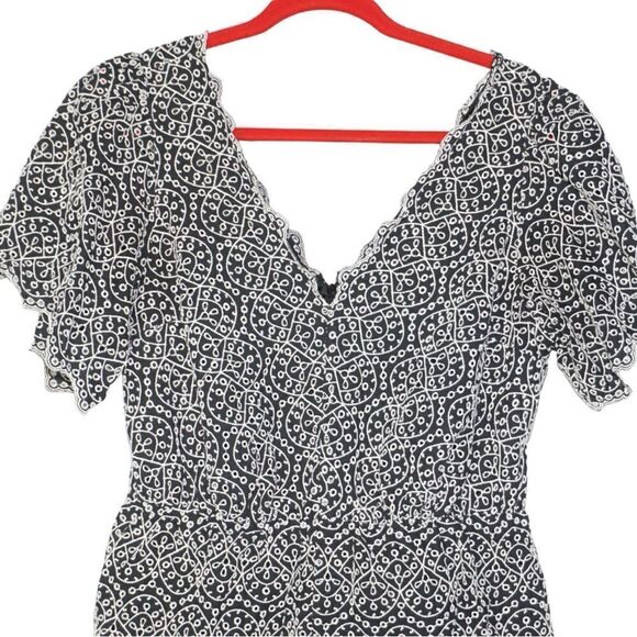 Express Scalloped and Embroidered Black/White Eyelet Romper, Lage - Picture 6 of 7